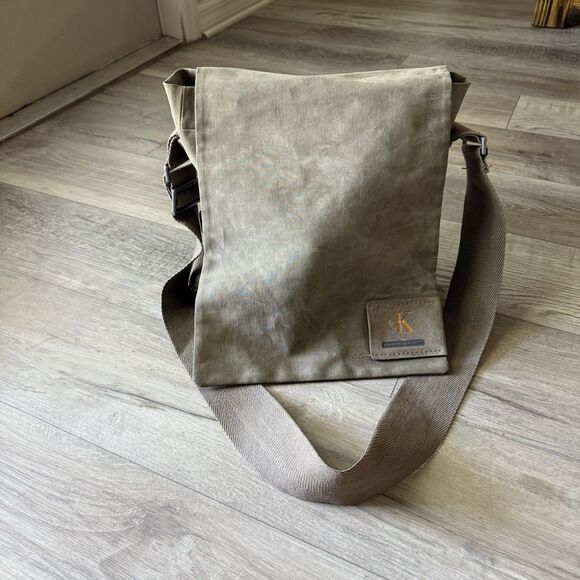 Calvin Klein Messenger Crossbody Bag Suede Like Utility Gray College Work - Picture 2 of 6